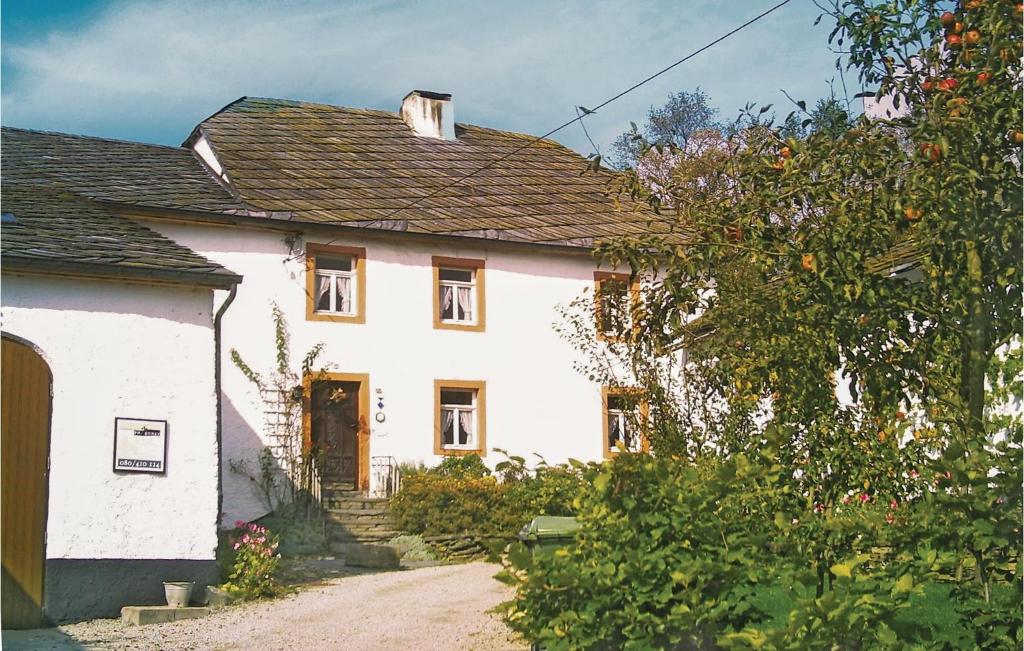 uma casa branca com um caminho que a conduz em Haus Marx em Burg-Reuland