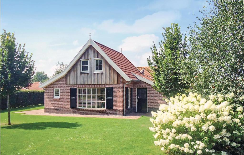 a brick house with a gambrel roof at Buitengoed Het Lageveld - 137 in Hoge-Hexel