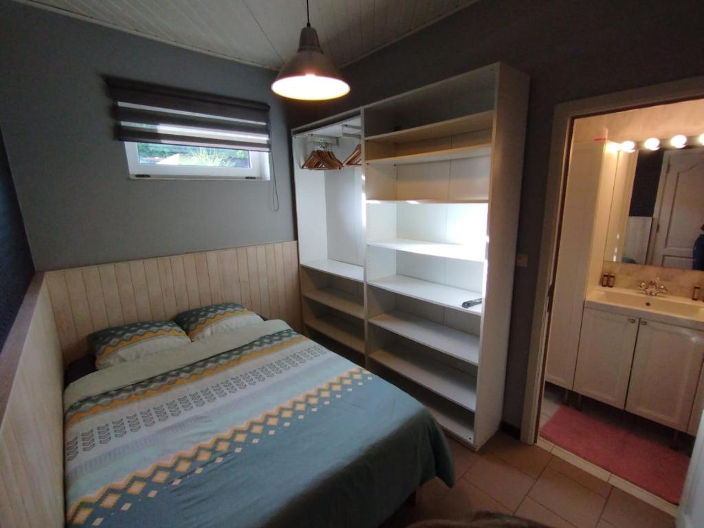 um pequeno quarto com uma cama e uma casa de banho em Spa Studio em Spa