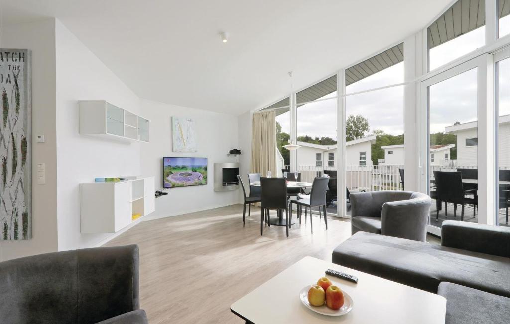 ein Wohnzimmer mit einem Sofa und einem Tisch in der Unterkunft Dnenvilla Penthouse Deluxe in Travemünde