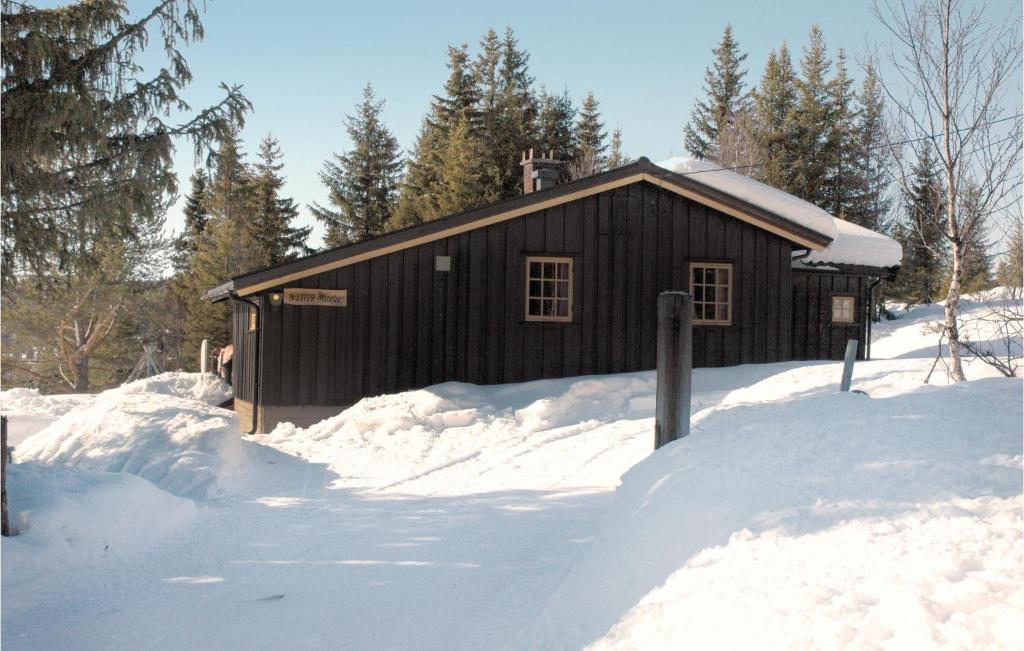 una pequeña cabaña en la nieve con nieve alrededor en Mnebu, en Tunhovd