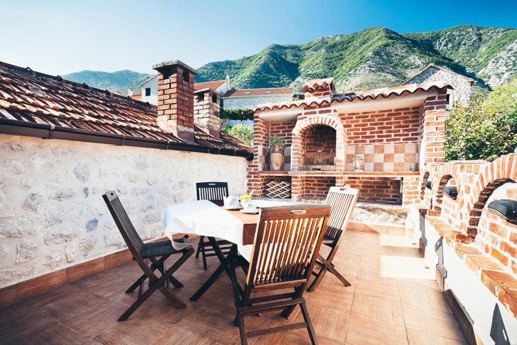 Nespecifikovaný výhled na hory nebo výhled na hory při pohledu z hotelu