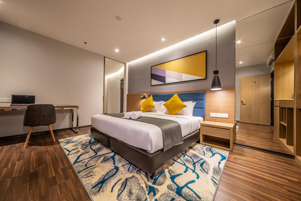 Posteľ alebo postele v izbe v ubytovaní Fives Hotel Johor Bahru City Centre