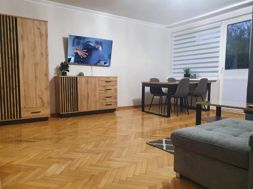 a living room with a table and a couch at ApartamentyPrzyMorzu Drzymały Blisko Dworca in Kołobrzeg