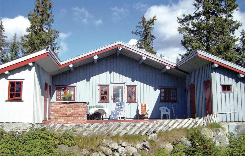 Sjusjøenにある3 Bedroom Amazing Home In Sjusjenの赤屋根の小さな白い家