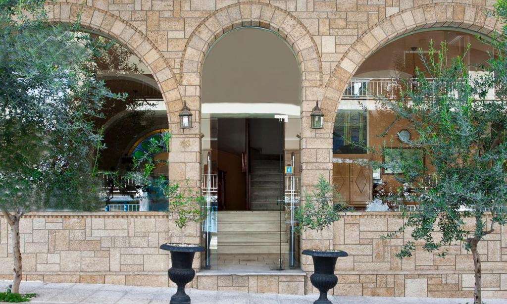 アテネにあるElizabeth Hotelの二本のアーチのある建物の入口