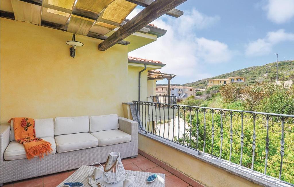 un sofá sentado en un balcón con vistas en Stunning Apartment In S,teresa Di Gallura Ot With Kitchen, en Santa Teresa Gallura