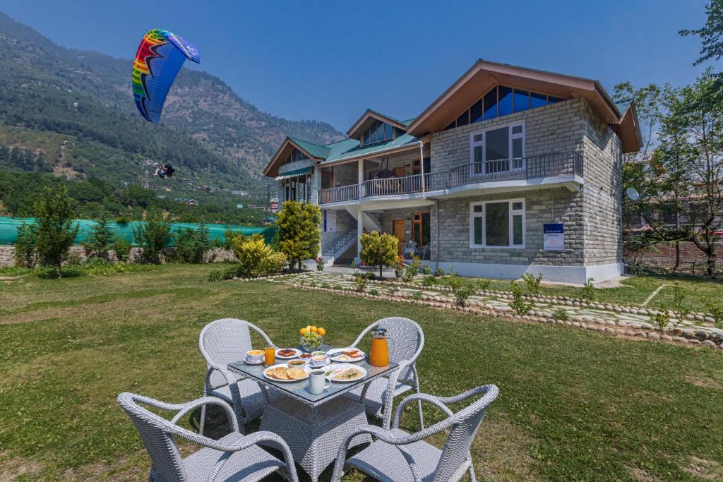 SaffronStays Persimmon House, Raison - luxury villa with Baes river and paragliding point views - All clear roads