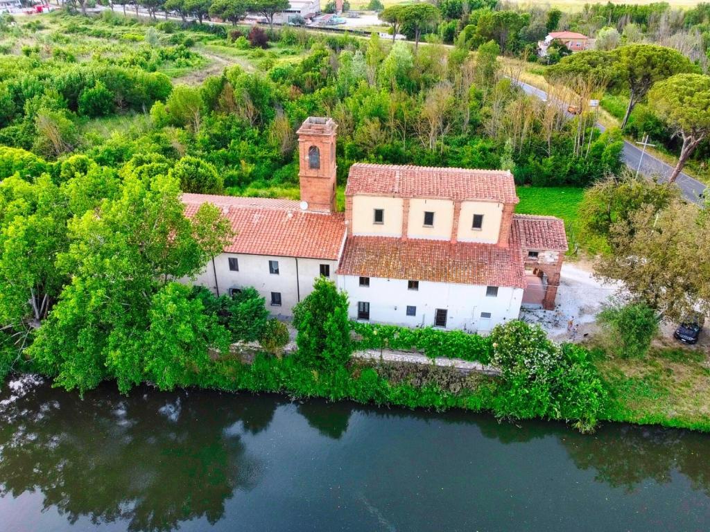 an aerial view of a house on an island in the water at -- Il Casale Toscano -- 1700mt dalla Torre di Pisa, ONLY RENTS ROOMS WITHOUT BREAKFAST, FREE PARKING, POSSIBILITÀ DI SELF CHECK-IN DALLE 15 in Pisa