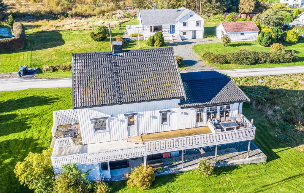 an aerial view of a white house with a porch at Awesome Home In Fjrtoft With 5 Bedrooms, Internet And Sauna in Fjørtoft