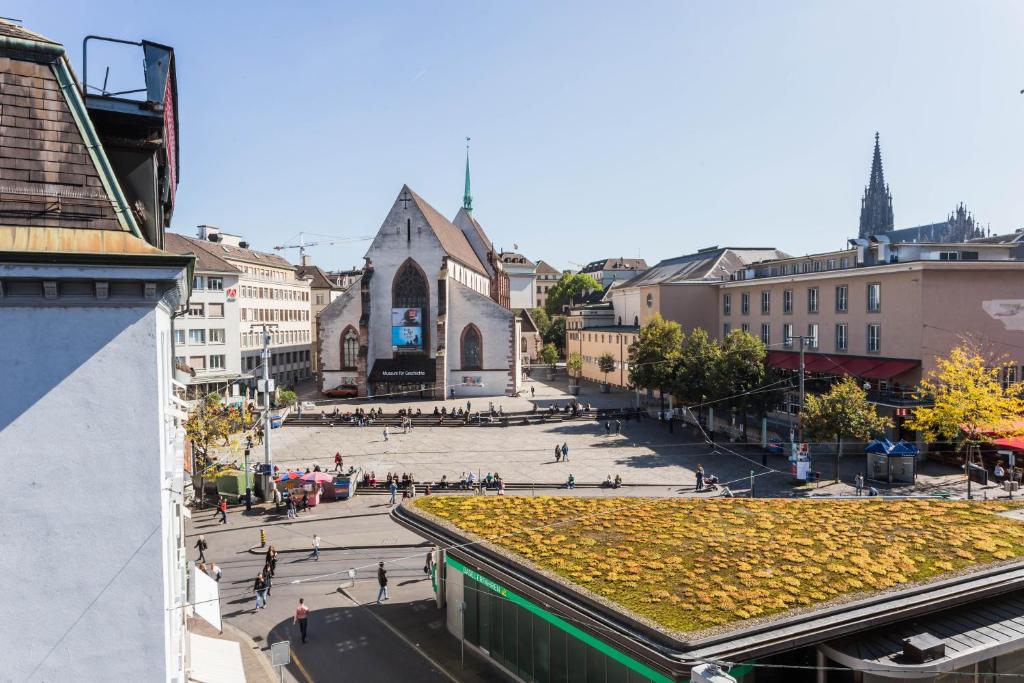 Blick auf eine Stadtstraße mit einer Kirche in der Unterkunft Stadthof Budget Hotel Basel City Center in Basel