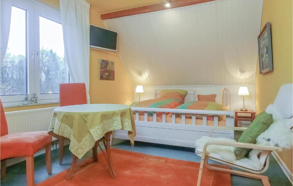 Schlafzimmer mit einem Bett, einem Tisch und Stühlen in der Unterkunft Nice Apartment In Lbeck With Kitchen in Lübeck