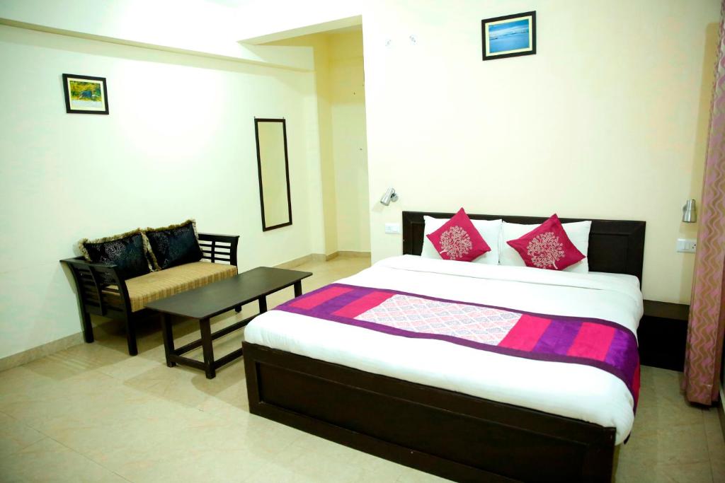 Postel nebo postele na pokoji v ubytování Hotel Avlokan - Near Kainchi Dham Mandir