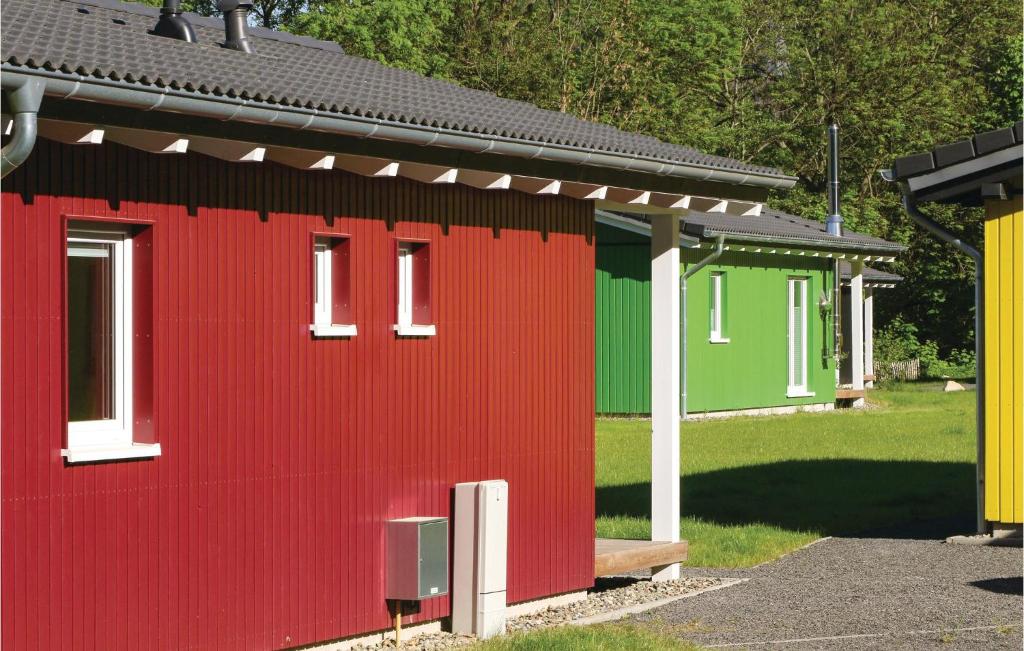 eine Reihe von Häusern mit Rot und Grün in der Unterkunft Ferienhausdorf Thale in Thale