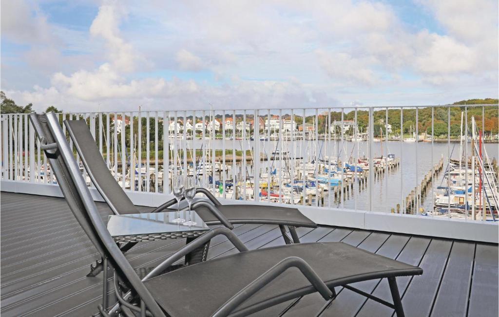 ein paar Stühle auf einer Terrasse mit Yachthafen in der Unterkunft Promenadenvilla in Priwall