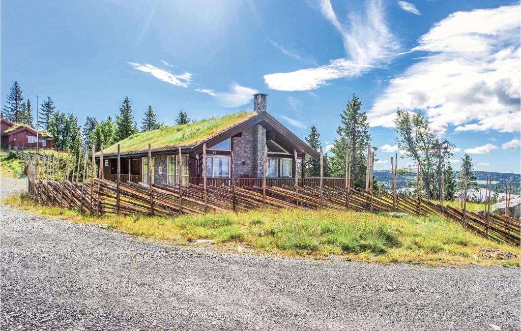 una casa con techo de hierba al lado de una carretera en Sjusjen-pihl 89 en Sjusjøen