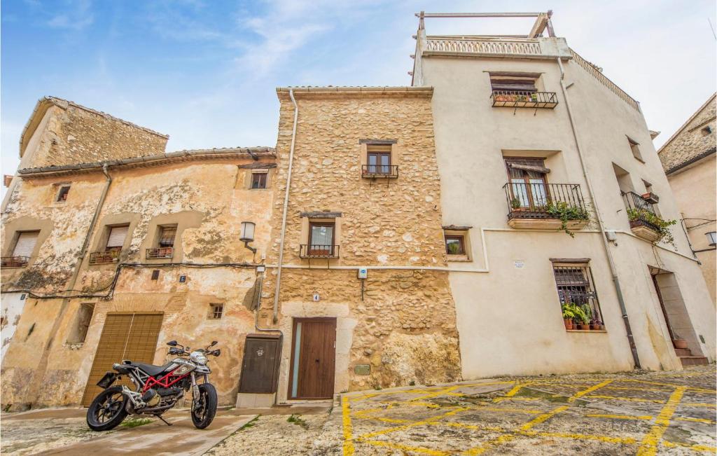 motocykl zaparkowany przed budynkiem w obiekcie Amazing Home In Bocairent w mieście Bocairent