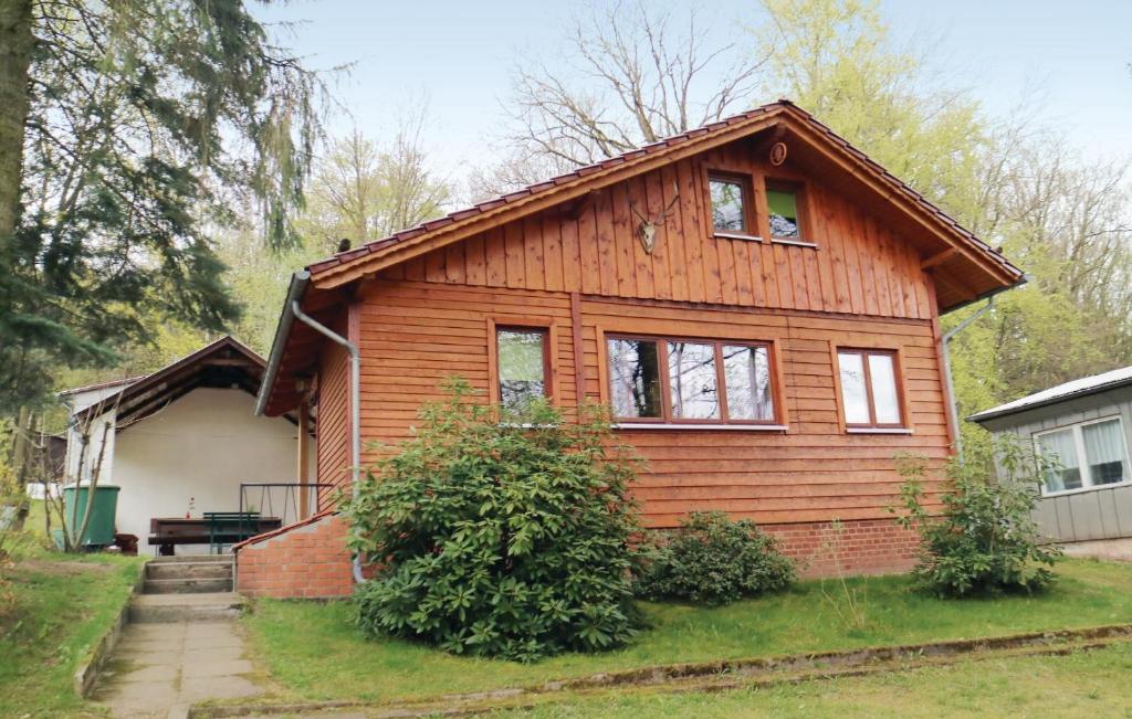 ein kleines Holzhaus in einem Hof in der Unterkunft Stunning Home In Wutha-farnoda,mosbach With 2 Bedrooms in Mosbach