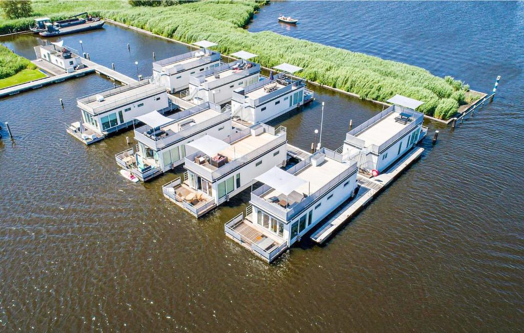 Aquacabin في Leimuiden: اطلالة جوية على صف منازل في الماء