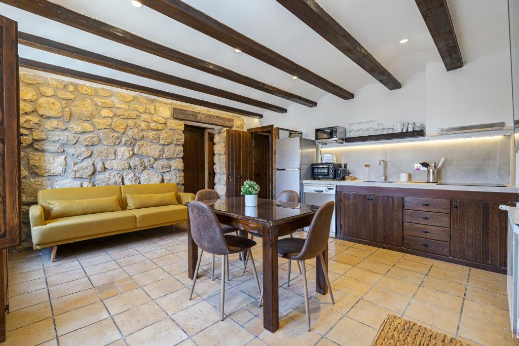 cocina y sala de estar con mesa y sillas en Casa Rural La Sierra, en Bronchales