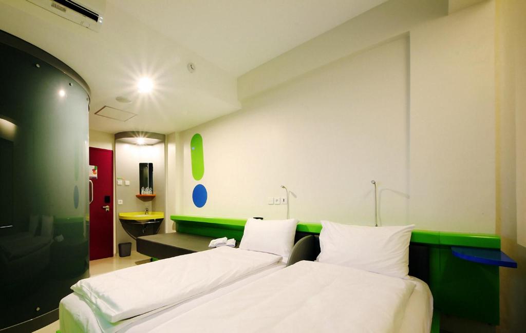TV a/nebo společenská místnost v ubytování POP! Hotel Airport Jakarta