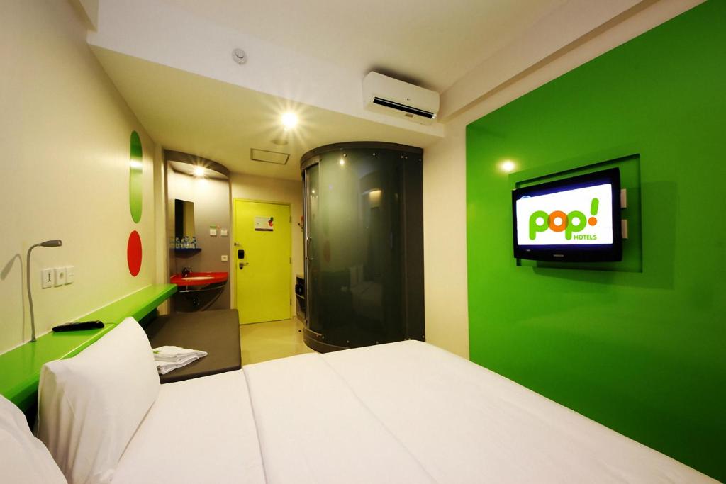Postel nebo postele na pokoji v ubytování POP! Hotel Airport Jakarta