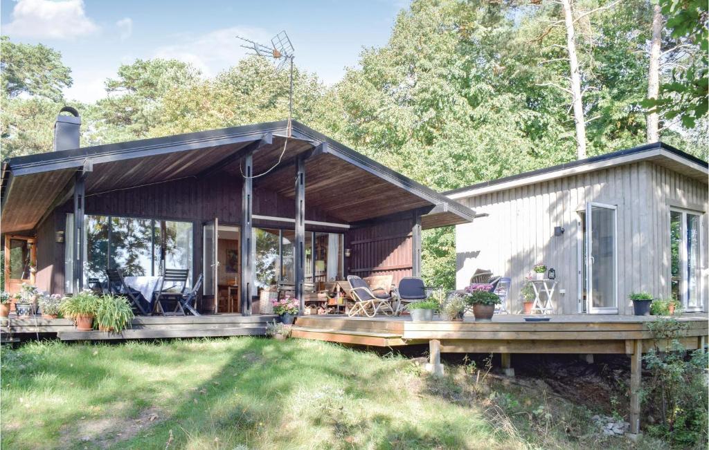 une maison avec une terrasse couverte et une terrasse dans l'établissement 4 Bedroom Nice Home In hus, à Åhus