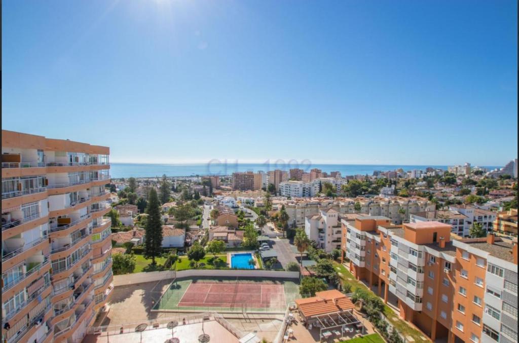 Výhled na bazén z ubytování Ático con vistas panorámicas en Torremolinos nebo okolí