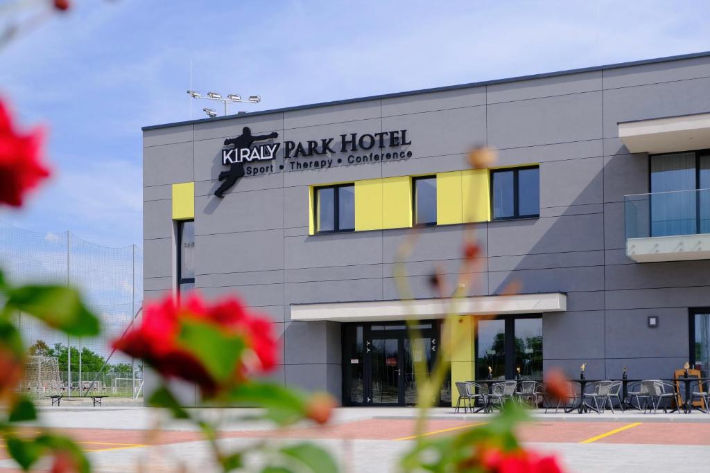ソンバトヘイにあるKIRÁLY PARK HOTELの桐梗公園ホテルの看板建て建物