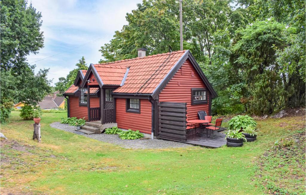 ein rotes winziges Haus mit rotem Dach in der Unterkunft Lovely Home In Asarum With Kitchen in Asarum