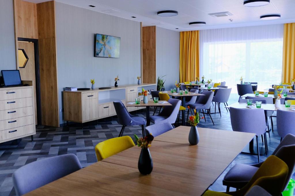 A restaurant or other place to eat at KIRÁLY PARK HOTEL