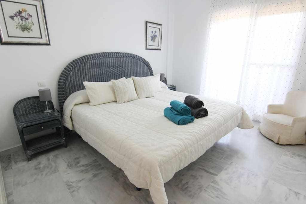 een slaapkamer met een bed met een teddybeer erop bij TIMON BEACH HOUSE Playa 70m Piscina Parking in Benalmádena