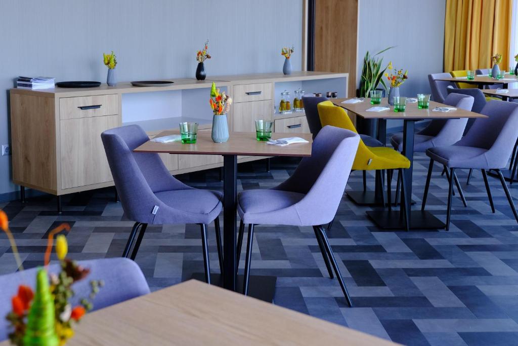 A restaurant or other place to eat at KIRÁLY PARK HOTEL