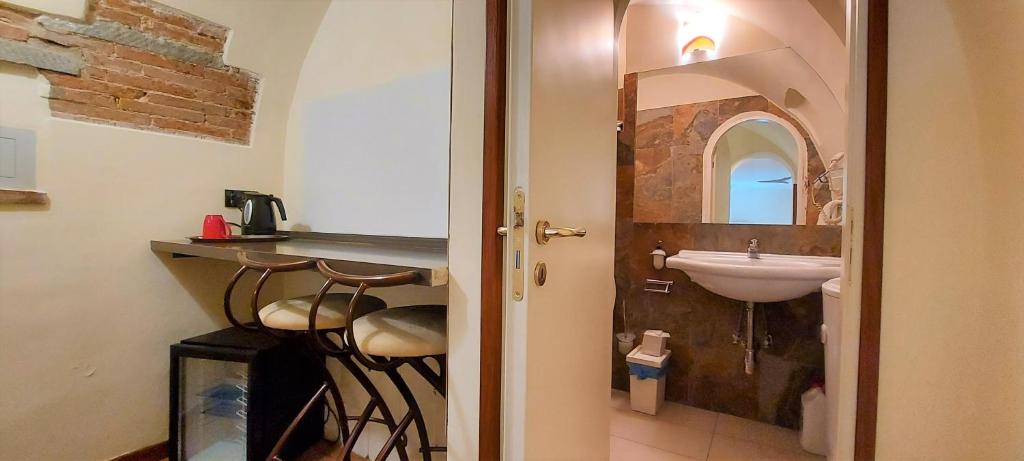 łazienka z umywalką i blatem z lustrem w obiekcie Hotel Ester we Florencji