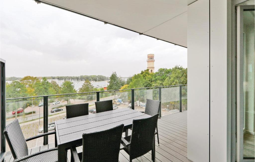 uma mesa de jantar e cadeiras numa varanda com vista em 3 Bedroom Stunning Apartment In Lbeck Travemnde em Travemünde