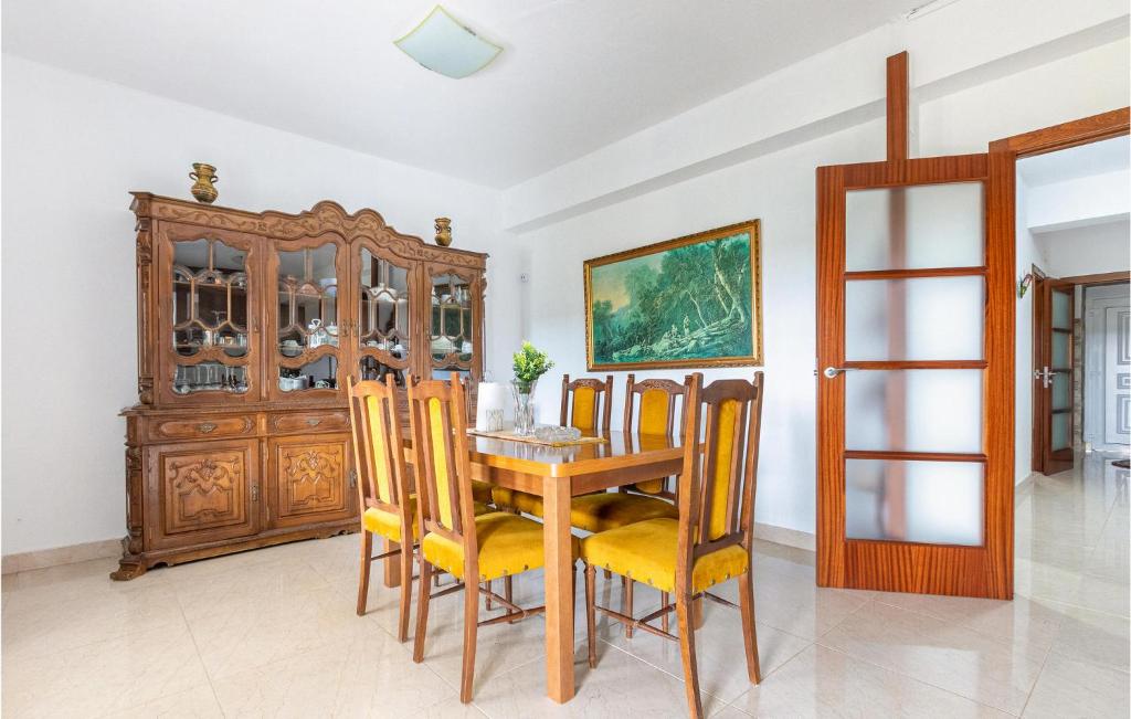 A television and/or entertainment centre at Stunning Home In Fisterra With Kitchen