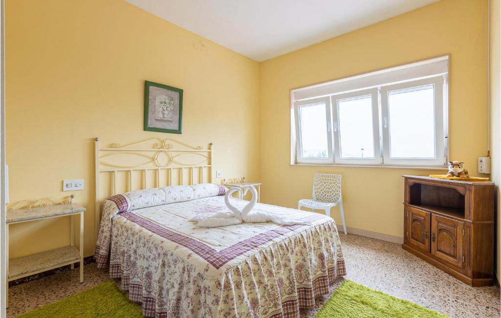 A bed or beds in a room at Stunning Home In Fisterra With Kitchen