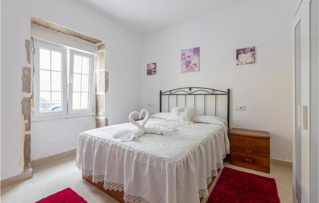 A bed or beds in a room at Stunning Home In Fisterra With Kitchen