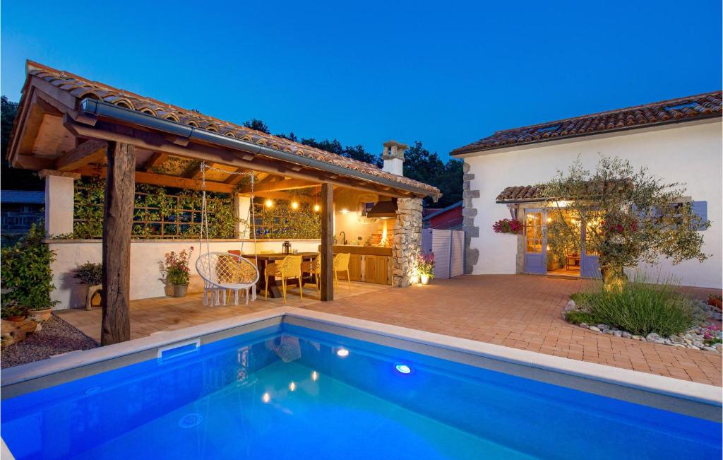 ein Haus mit einem Pool und einer Terrasse in der Unterkunft Amazing Home In Mucici With Kitchen in Mučići