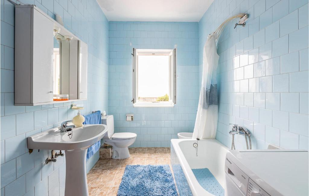 A bathroom at Stunning Home In Fisterra With Kitchen