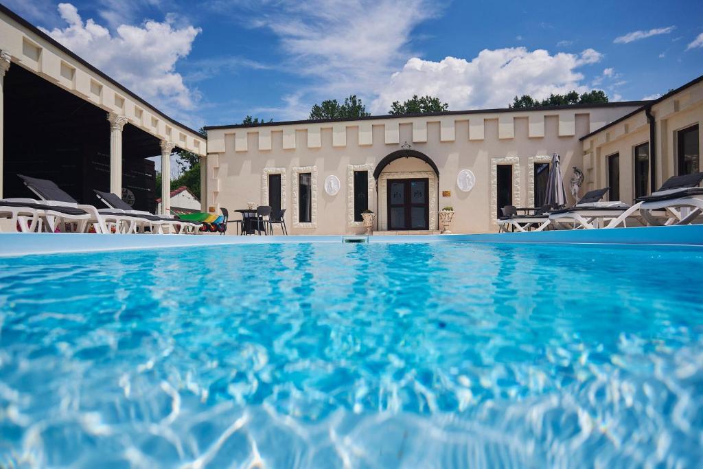 - une piscine en face d'une maison dans l'établissement La Conac Resort, 