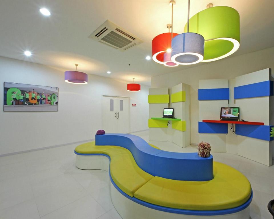 TV a/nebo společenská místnost v ubytování POP! Hotel Airport Jakarta