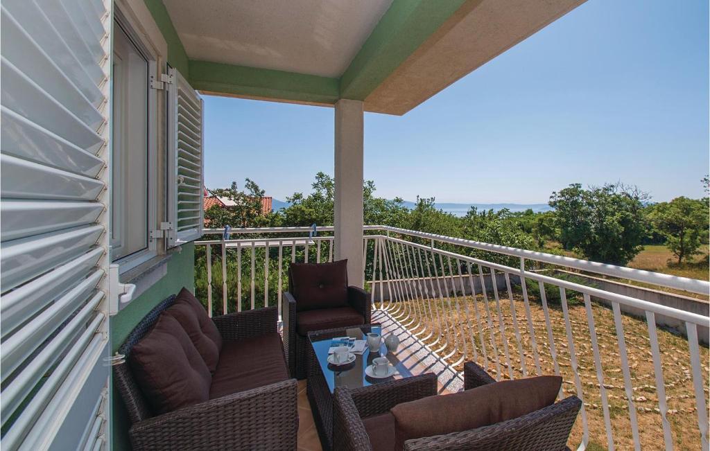 En balkong eller terrass på Amazing Apartment In Labin With House Sea View