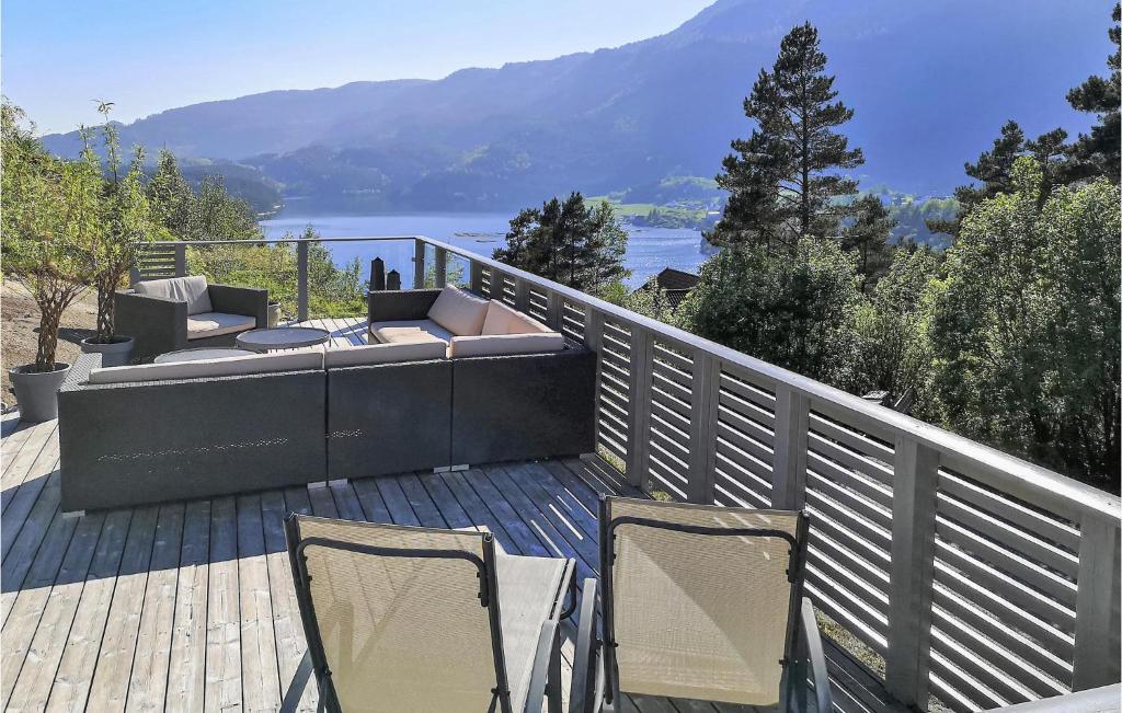 patio con 2 sedie e divano su una terrazza di Stunning Home In Hebnes With Kitchen a Hebnes