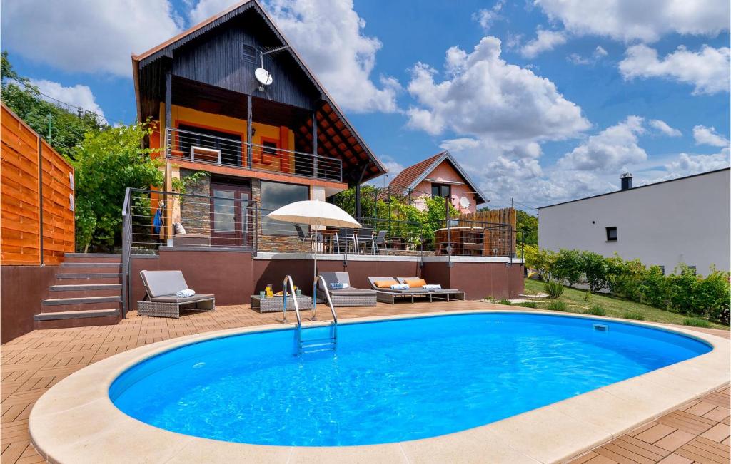 una casa con piscina frente a una casa en Nice Home In Sveti Ivan Zelina With Outdoor Swimming Pool, en Sveti Ivan Zelina