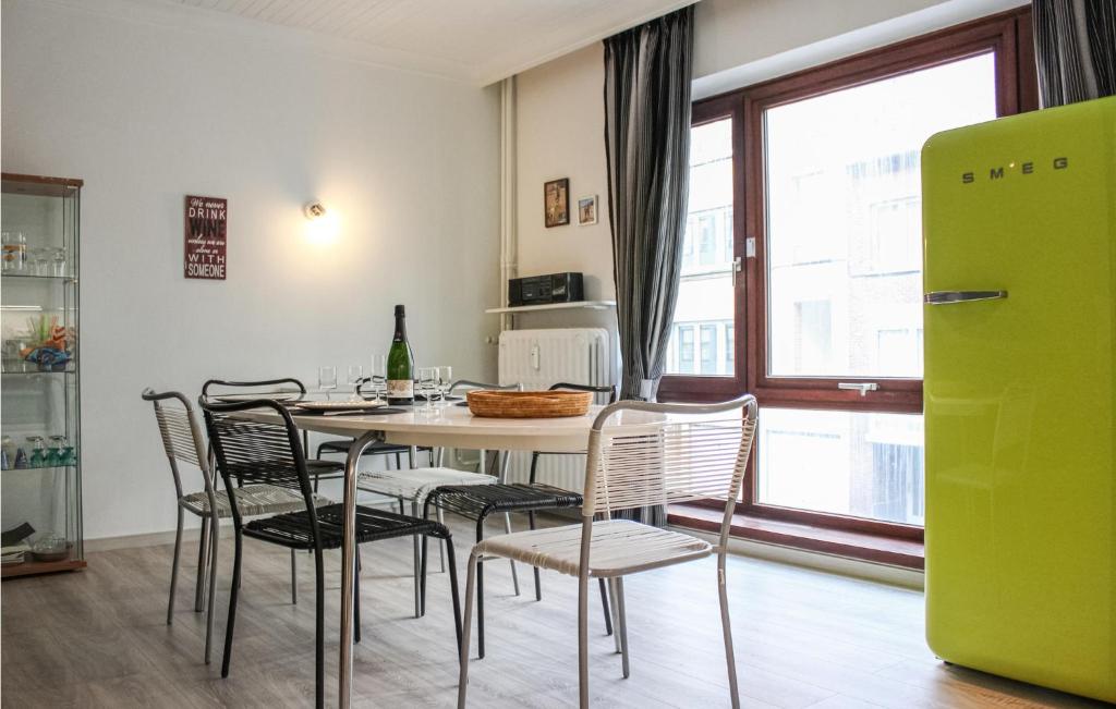 jadalnia ze stołem i krzesłami oraz oknem w obiekcie Residentie Chopin w Ostendzie
