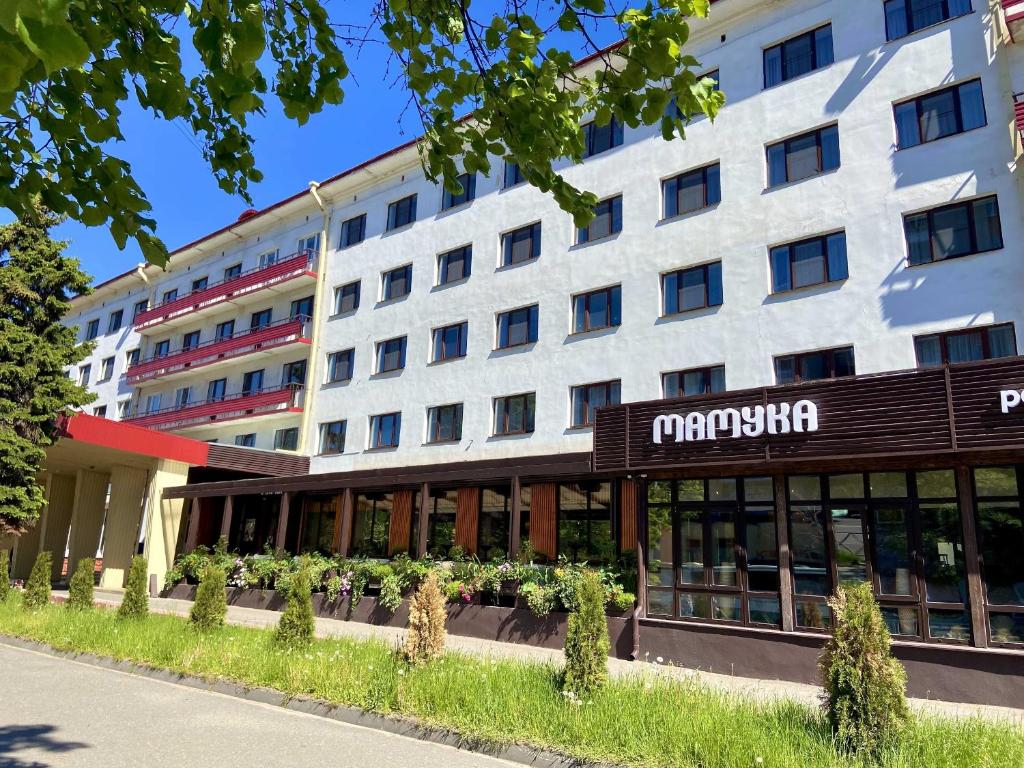 ルイビンスクにあるHotel Complex Rybinskのモポプカを読む看板のあるホテル