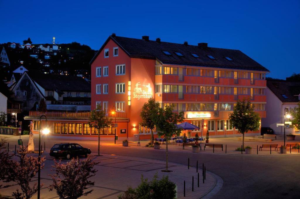 duży budynek w mieście w nocy w obiekcie Hotel Jägerhaus w mieście Titisee-Neustadt
