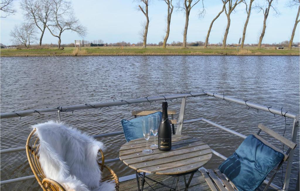 Výhled na řeku, která protéká v blízkosti ubytování na lodi