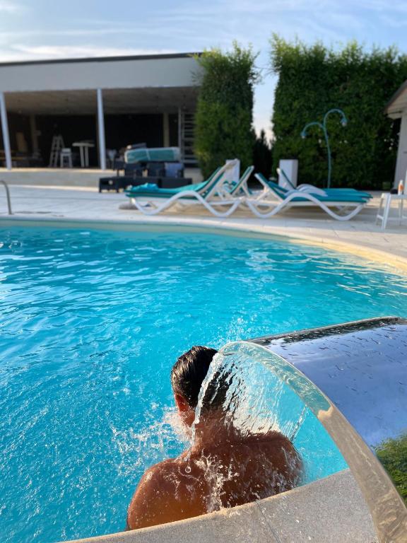 a man is in a swimming pool at Green Oasis in Stolniceni-Prăjescu